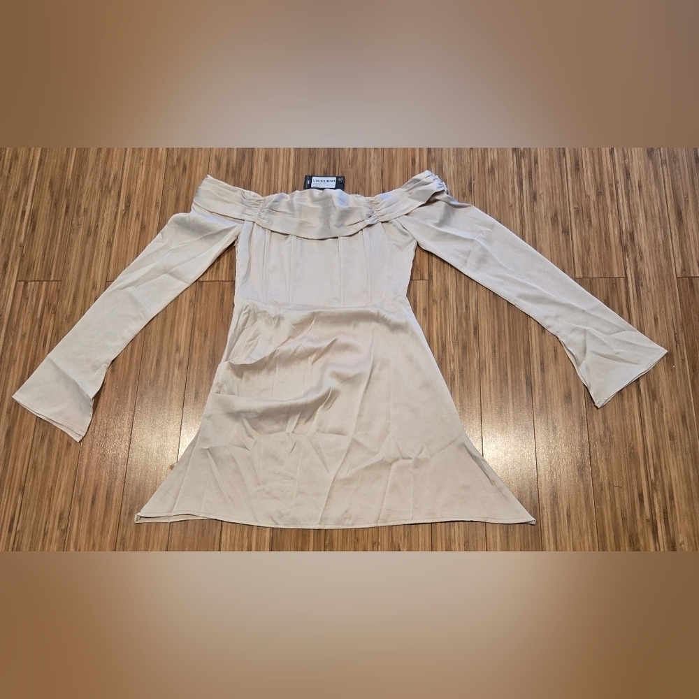 💚 NWT Pretty Little Thing Elegant Off-Shoulder Cream Dress